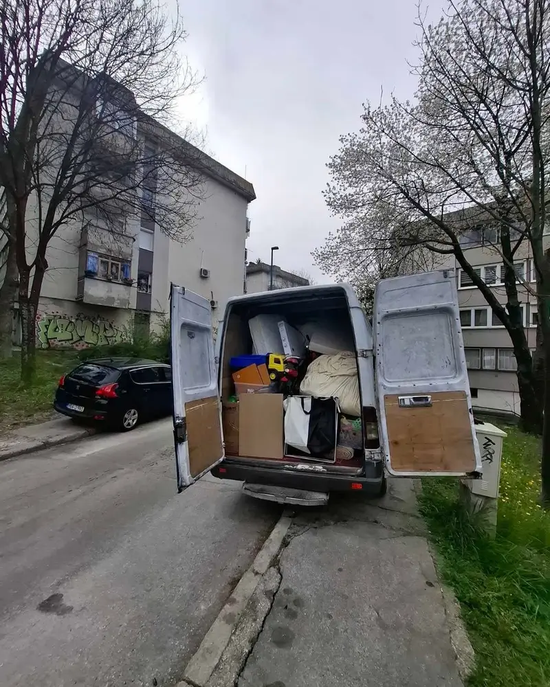 Kombi s namještajem parkiran u ulici