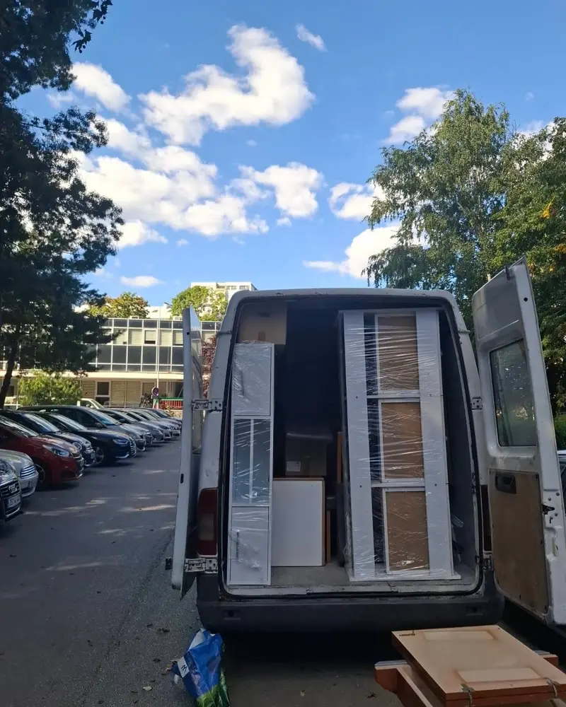 Kombi natovaren policama i namještajem na parkingu