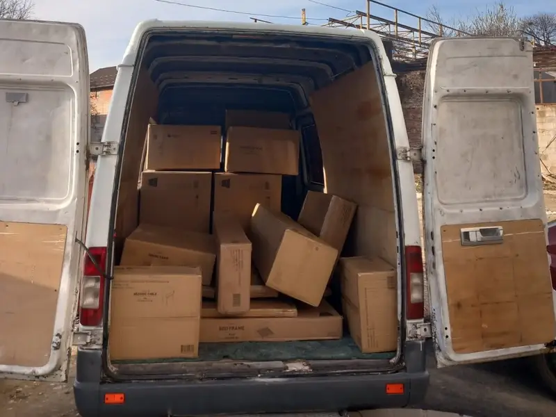 Kombi pun kutija i komada namještaja spremnih za selidbu